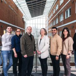 Några av FVB:s medarbetare i Göteborg, från vänster: Daniel Andersson, Jesper Eriksson, Sofie Beno, Fredrik Bornefalk, Cilla Dahlberg Larsson, Azin Baker, Louise Kempe, Michael Nordgren. Foto: Skvader Media Rickard Olausson.