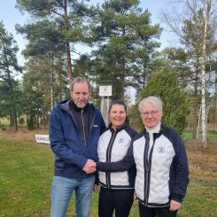 Mikael Persson med golfklubbens representanter. Foto: Gästrike Vatten