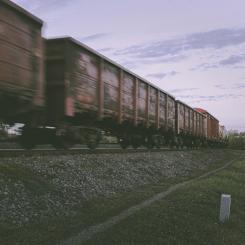 Projektet ska ta fram en vattenfri metod för utvändig tågrengöring, med potential att helt ta bort vattenanvändningen. För SNCF kan det innebära en årlig besparing på upp till 12 miljoner liter vatten. Foto: alexander fastovets unsplash