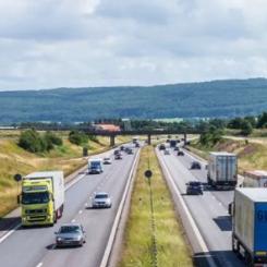 Väg 15 i höjd med Eldsberga samhälle, är en sträckorna som prioriterats för skyddsåtgärder i och med genomsläppliga jordlager. Foto: Trafikverket