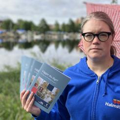 Hanna Billmayer med broschyrer i handen. Foto: Halmstad kommun