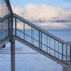 En gångbro vid tågstationen intill sjön Vättern i Jönköping. Foto: Hannes Knutsson/Unsplash