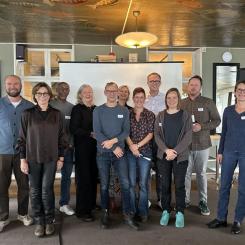 Juryn tillsammans med finalisterna från Hässleholm och Laholm och hederspritagarna från Örkelljunga. Foto: Svenskt Vatten