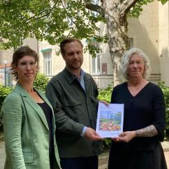Rasmus Törnblom tar emot klimatpolitiska rådets rapport 2026 av rådets vice ordförande Åsa Knaggård (till vänster) och ordförande Misse Wester (till höger). Foto: Lunds kommun