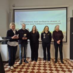 Kranvattentävlingens jury. Gunilla Hultren Karell (juryordförande), Pär Strömberg, Sara Bagge, Thilda Häll och Solveig Sommarström (kvalitetsansvarig). Foto: Borås Energi och Miljö