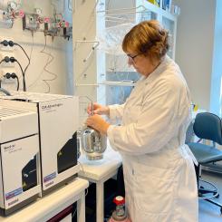 Annika Potter, analytisk kemist vid IVL:s laboratorium i Göteborg Foto: IVL Svenska Miljöinstitutet