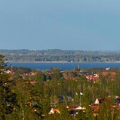 Lidköping. Foto: Sertion/Wikimedia Commons/https://commons.wikimedia.org/wiki/File:Lidk%C3%B6ping_as_seen_from_R%C3%A5da,_Lidk%C3%B6pings_kommun.jpg