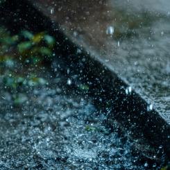 Dagvatten från regn ställer krav på effektiv rening och övervakning i urbana miljöer. Foto: frame harirak/Unsplash