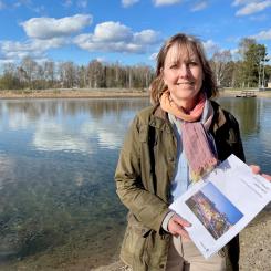 Ann-Charlotte Duvkär med Mälarenergi Vattens utredning om tänkbara källor till PFAS-föroreningarna. "Det här handlar om en historisk PFAS-skuld. Varken Mälarenergi Vatten eller våra kunder har gjort något fel, men det är i vårt knä som den här historiska skulden har hamnat". Foto: Mälarenergi