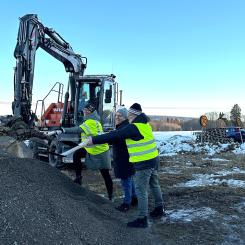 Karin Frejd, Mats Nilsson och Ulrik Bergman tar första spadtaget till en ny avloppsledning mellan Säter och Borlänge. Foto: Säters kommun