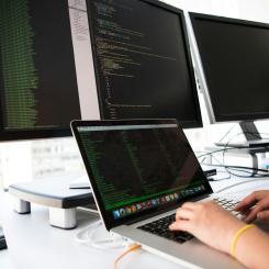 Fler svenska verksamheter behöver ta nästa steg i cybersäkerhetsarbetet. Foto: Christina wocintechchat/Unsplash