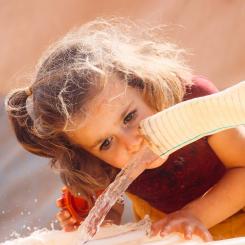 Flera nya regler inom kemikalielagstiftningen börjar gälla under 2026. Det är bland annat nya regler för material i kontakt med dricksvatten. Foto: ‪Salah Darwish /Unsplash