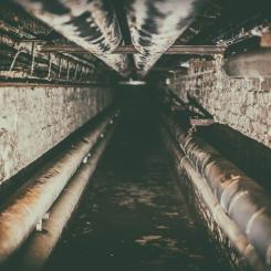 En central fråga är reinvesteringar i äldre anläggningar. Många svenska VA-anläggningar under 1960-talet och har nu nått eller passerat sin tekniska livslängd. Foto: denny-muller/Unsplash