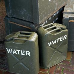 Bara drygt en tredjedel uppger i en ny undersökning från Livsmedelsverket att de har dricksvatten hemma som räcker minst en vecka. Foto: willy the wizard/Unsplash