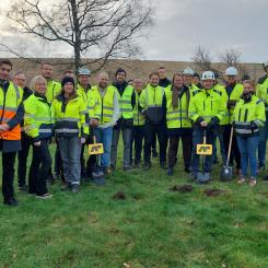 LBVA:s projektgrupp tar ett första spadtag tillsammans med entreprenörer som ska installera PFAS-rening på vattenverket Prästjorden i Halmstad. Foto: Laholmsbuktens VA
