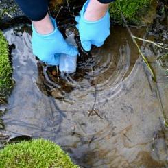 Här provtas grundvatten vid en av de stationer inom miljöövervakningssystemet som har ingått i SGU:s undersökning. Foto: Joel Häggqvist, SGU Foto: sgu