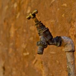 PFAS-föroreningar i enskilda brunnar har väckt krav på ny provtagning och kommunal anslutning. Foto: Jouni Rajala/Unsplash