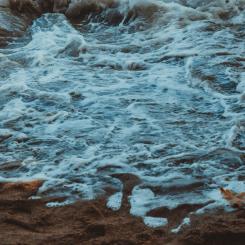 PFAS och andra kemikalier kan spridas till vattenmiljöer och byggas upp över tid, vilket hotar både ekosystem och dricksvatten. Foto: Stupidmen City/Unsplash