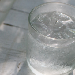 PFAS syns inte – men de stannar kvar. De bryts inte ner i naturen, sprids via vatten och kan ansamlas i människor och miljö under lång tid. Det är därför EU nu agerar. Foto: SamCert