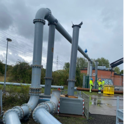 Portalerna över Atlasgatan byggs så att trafik kan passera under ledningen. Foto: Gästrike Vatten