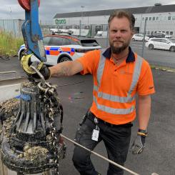 I avloppsledningarna bildas långa kletiga trådar av tops, hår, våtservetter och hushållspapper som fastnar i pumparna som finns i avloppsledningsnätet. Björn Andersson, driftingenjör på Kretslopp och vatten inom Göteborgs Stad rensar en pump som börjar arbeta sämre på grund av skräpet. Foto:  Foto: Johan Flanke