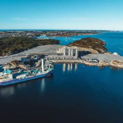 Industriell anläggning vid kust med fartyg. Pressfoto: Ruben Soltvedt/Rejlers.