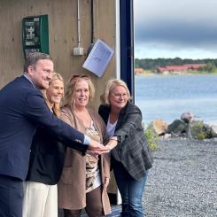 Fabian Sjöberg från Östhammars kommun, Jessica Stenberg från AFRY, Camilla Björk från Björks Rostfria och Lena Blad från Gästrike Vatten startar ett testprojekt för att avsalta havsvatten. Foto: Gästrike Vatten