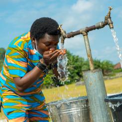 WHO och UNICEF varnar för ökade klyftor gällande tillgången till säkert dricksvatten, sanitet och hygien världen över. Foto: Adebayo Alabi/Unplash