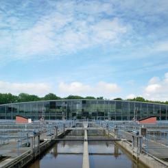 Skivfilteranläggning på Ryaverken i Göteborg. Foto: Bert Leandersson/Wikimedia Commons/https://commons.wikimedia.org/wiki/File:Skivfilteranl%C3%A4ggning_Gryaab_KUB_arkitekter.jpg