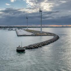 Kustskydd med vågbrytare används för att minska påverkan från erosion och stigande havsnivåer. Bild från Trelleborg. Foto: Micha/Unsplash