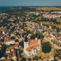 Området kring Hejdeby, där GGN-banan ligger och där föroreningar upptäckts, ligger i utkanten av Visby. Foto: Michael Odelberth/Unsplash