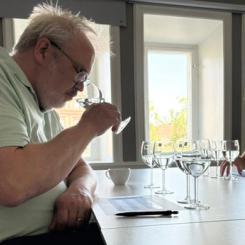 Juryn provsmakar tävlingsbidrag på Pumphuset. Foto: Uppsala Vatten och Avfall