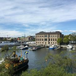 Ovanligt höga vattentemperaturen i Mälaren. Bilden visar Norrström vid Blasieholmen i Stockholm. Foto: p e/Unsplash