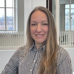 "Den vardagliga användning gör skillnad. Det handlar inte om att sluta använda vatten, utan att använda det smartare", säger Charlotta Magnergård, VA-strateg på Mälarenergi. Foto: Mimer