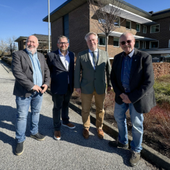 Fyra män står samlade utanför Vellinge kommunhus efter att ha undertecknat ett samarbetsavtal. Foto: Trelleborgs kommun