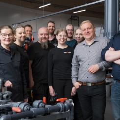 Weeefiners team består av 15 personer med kompetens inom bland annat kemi, industriella processer, laboratoriearbete, produktion och produktutveckling. Bolaget leds av Mikko Hänninen (vd) och Elmeri Lahtinen (teknikchef). Foto: WeeeFiner